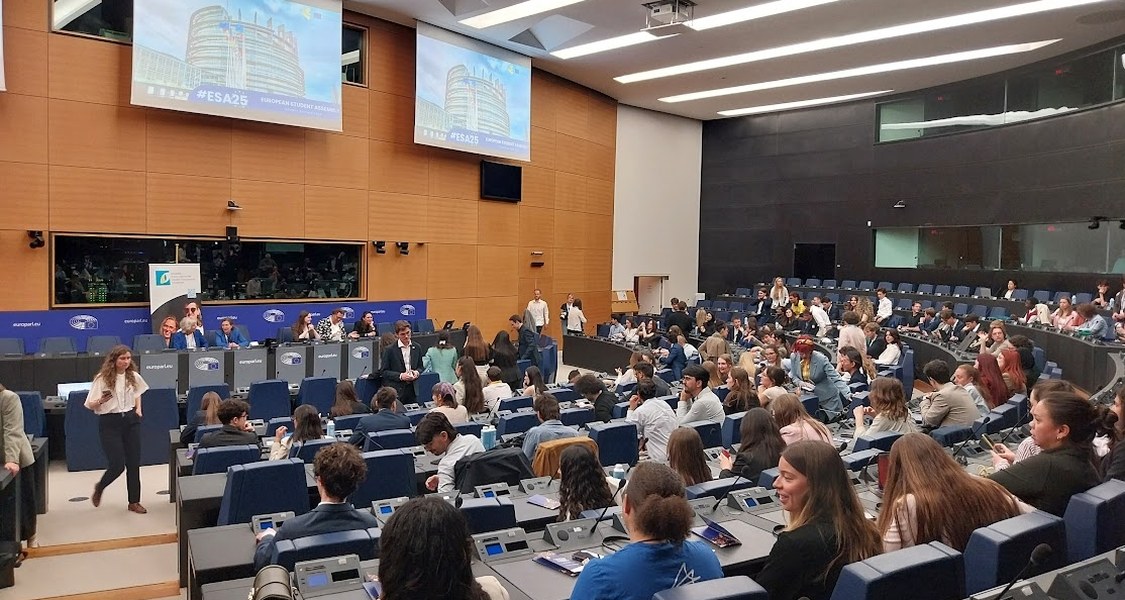 Panorama view of the session.