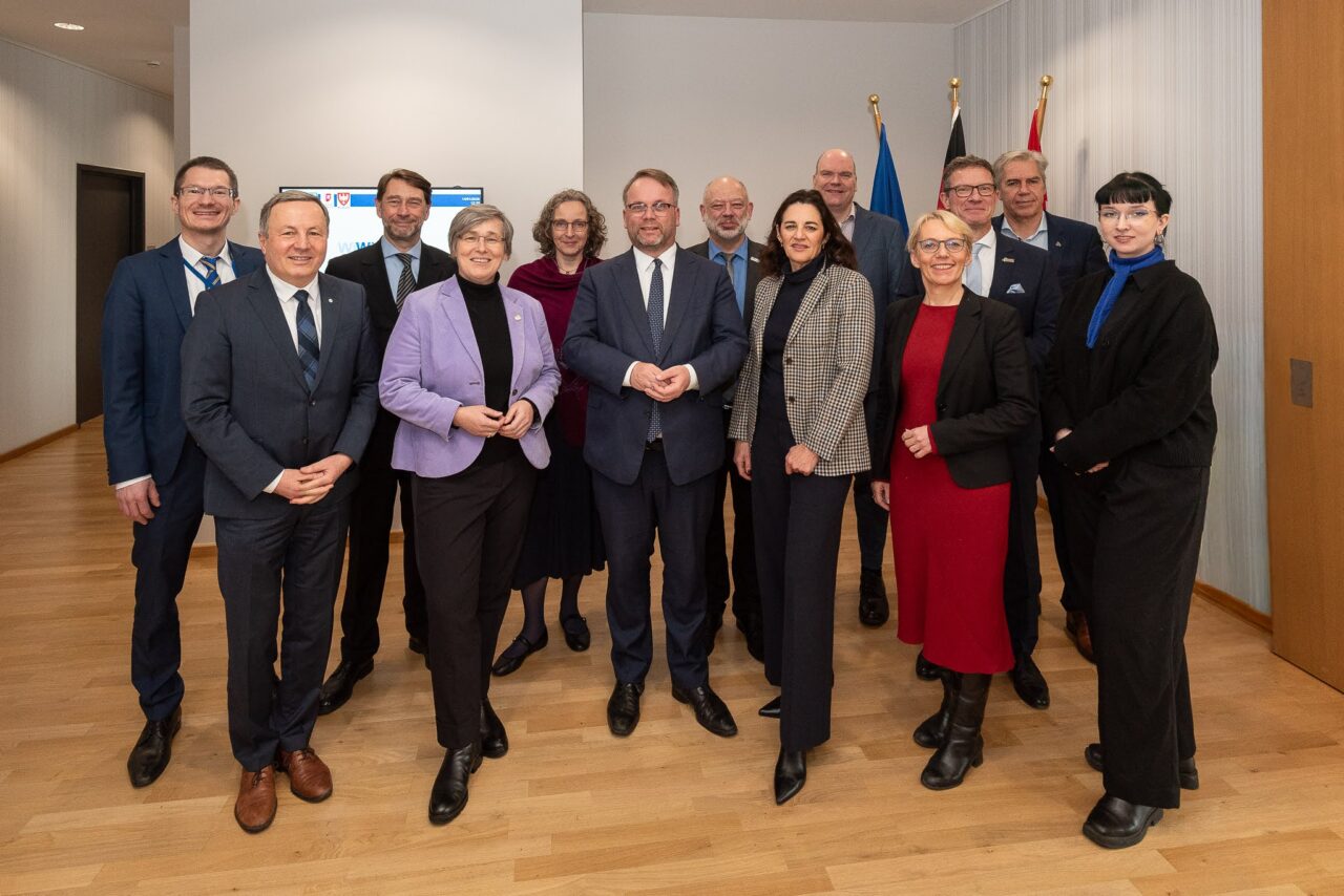 Group photo of panel participants and speakers at the Brussels lunch debate, including Hessian Science Minister Timon Gremmels and representatives of European University Alliances.