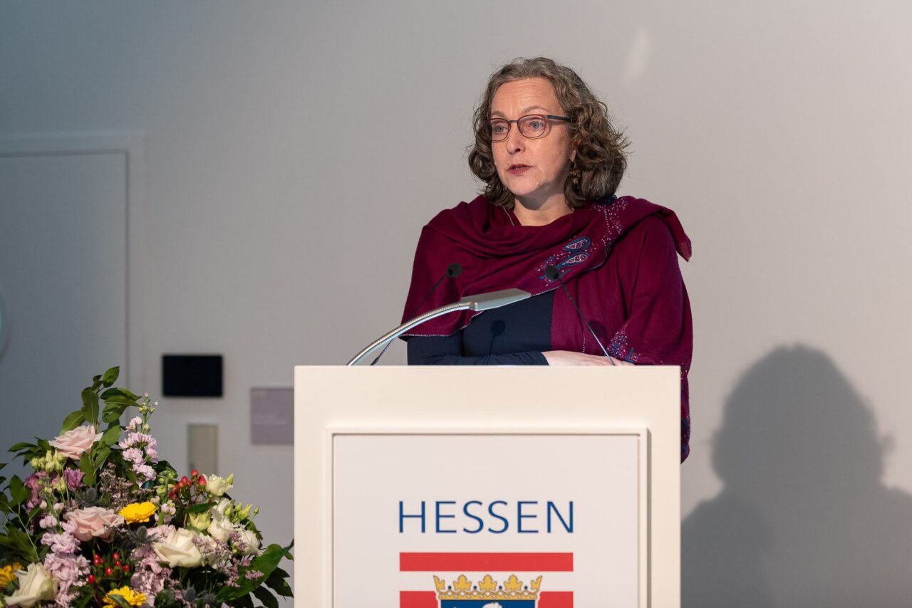 Prof. Dr. Evelyn Korn speaking at the podium during the Brussels lunch debate on European University Alliances.