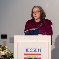 Prof. Dr. Evelyn Korn speaking at the podium during the Brussels lunch debate on European University Alliances.