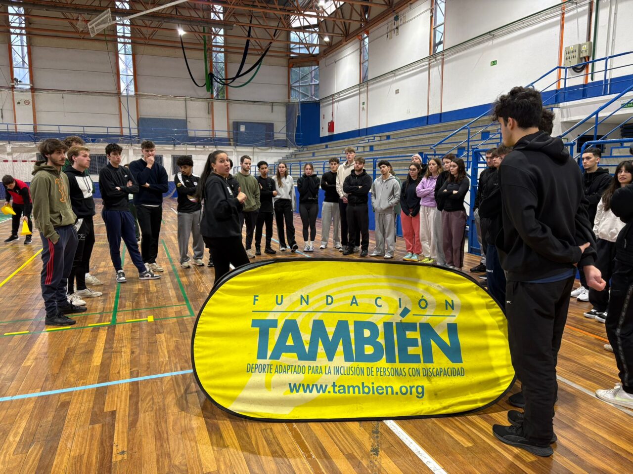 Students listen to Fundación También during an adaptive sports intro.