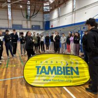 Students listen to Fundación También during an adaptive sports intro.