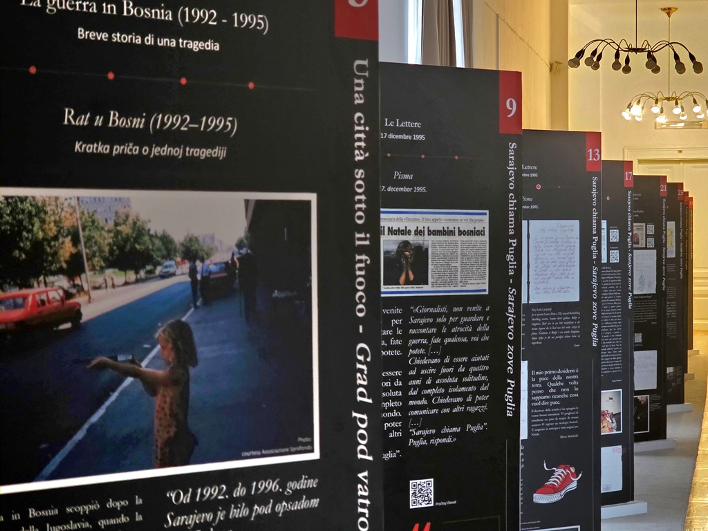 A row of information pillars with texts and images belonging to the exhibition “Sarajevo – From War to Peace. Thirty Years Later”.