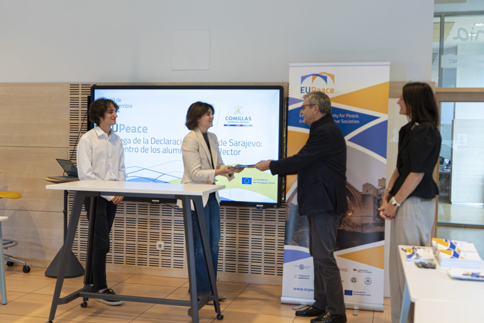 Students Adriana Pacios and Nicolás del Río hand the Sarajevo Peace Declaration to the Rector and Vice-Rector.