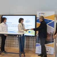 Students Adriana Pacios and Nicolás del Río hand the Sarajevo Peace Declaration to the Rector and Vice-Rector.
