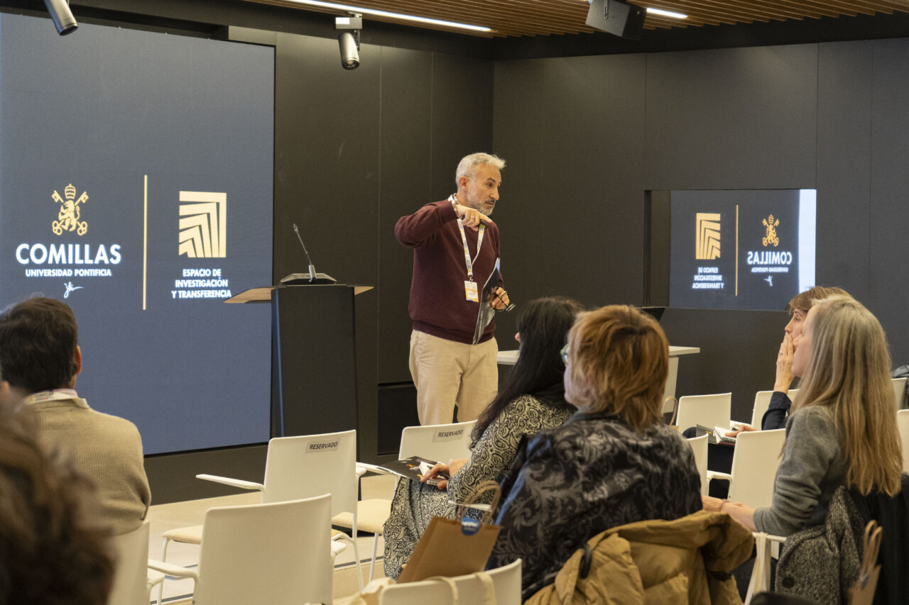 Jesus Migallon presenting Impulsa Living Lab to participants during the SoDiG session.