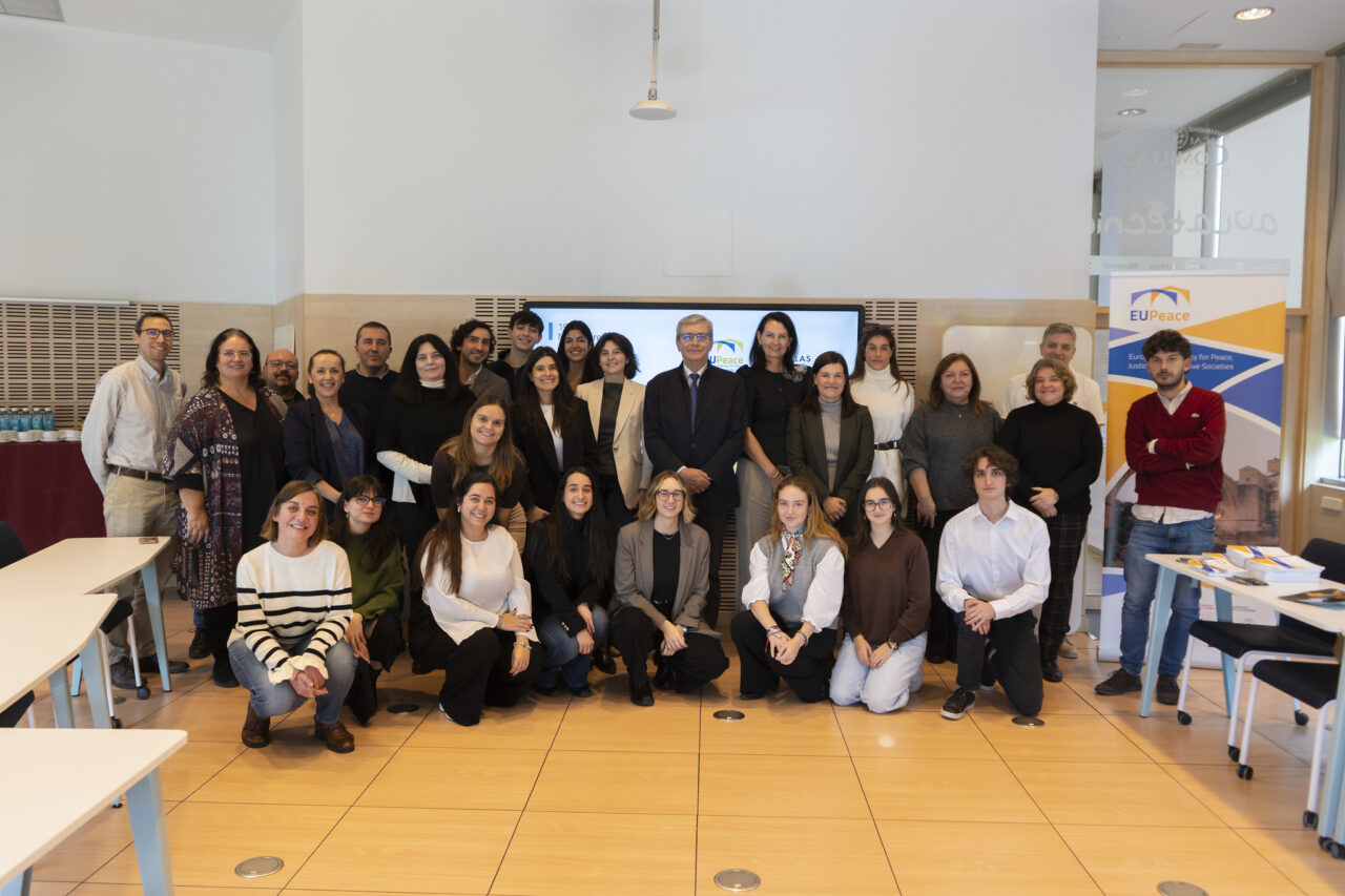 Group photo of students, staff, the Rector, and the Vice-Rector standing together.