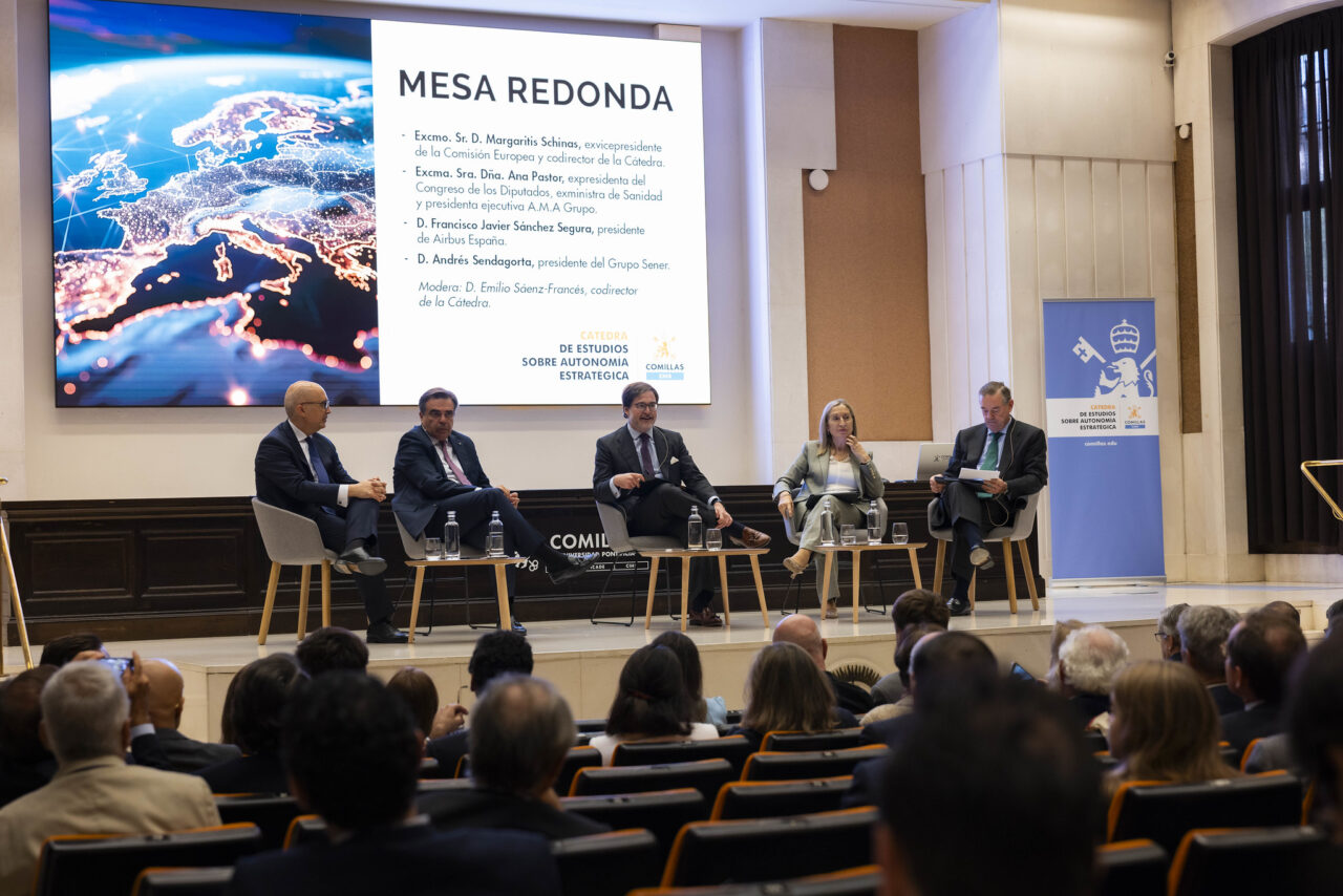 Francisco Javier Sánchez Segura, Margaritis Schinas, Ana Pastor, and Andrés Sendagorta sit at a roundtable discussion moderated by Emilio Sáenz-Francés during the presentation of the Chair on Strategic Autonomy Studies at Comillas Pontifical University on October 23, 2025.