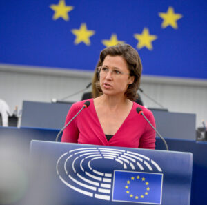 A women with glasses standing at the lectern of the European Parliamant. The women is Hannah Neumann, MEP for the Group of the Greens/European Free Alliance.