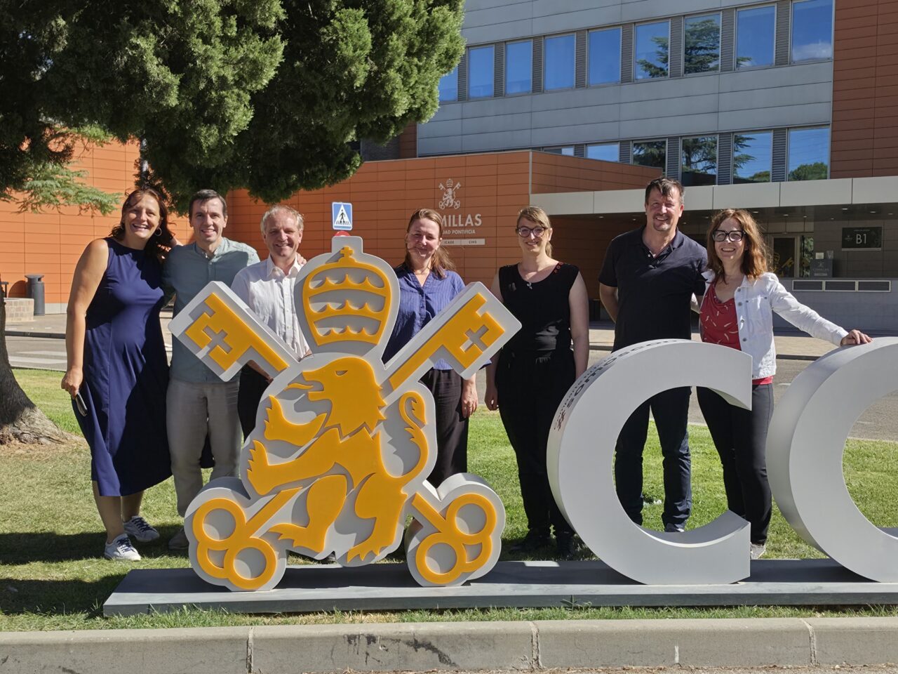 Group photo of participants in front of Comillas Universidad Pontificia.