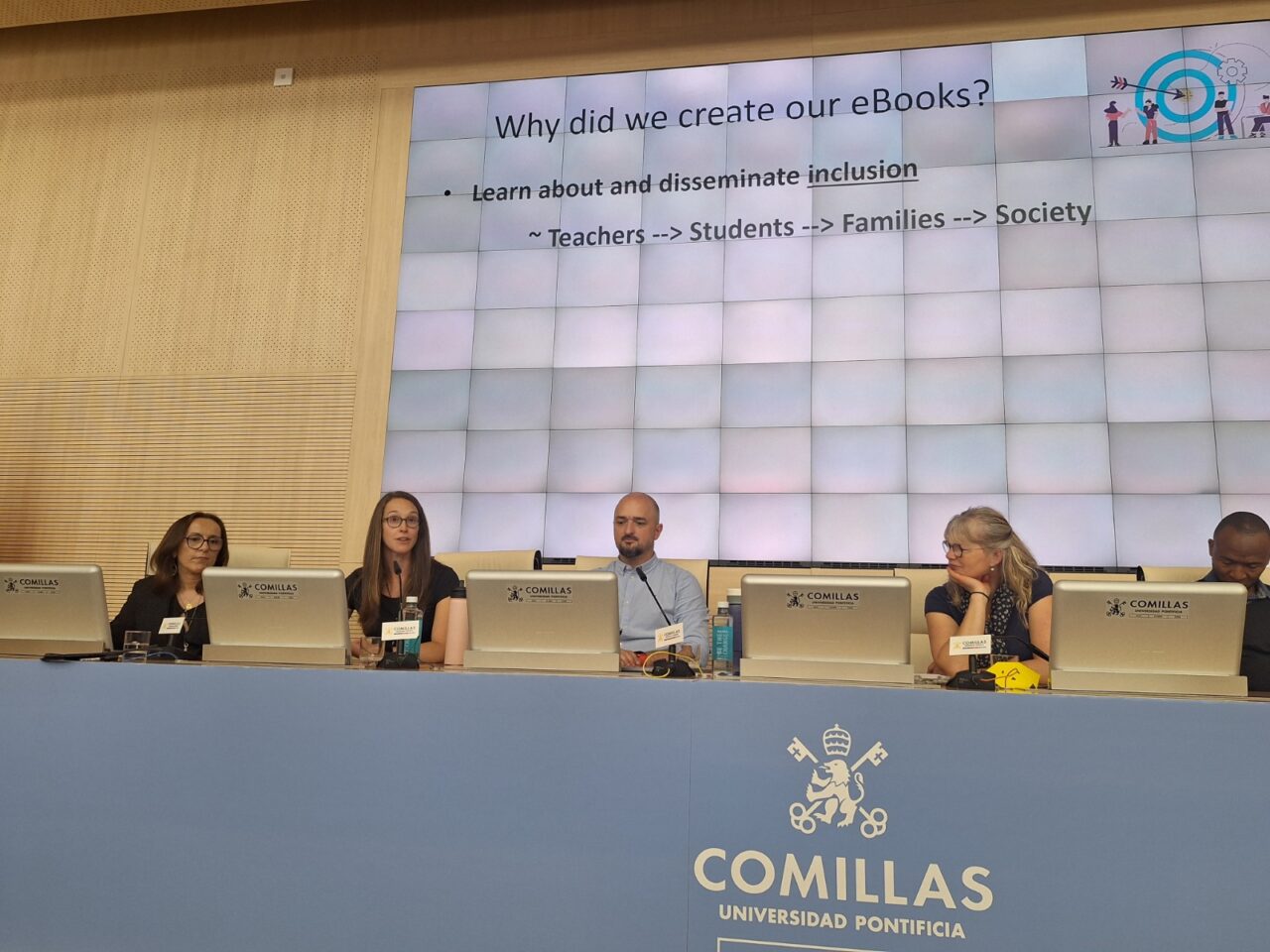 Panel of speakers at Comillas University presenting on eBooks and inclusion during an academic event.